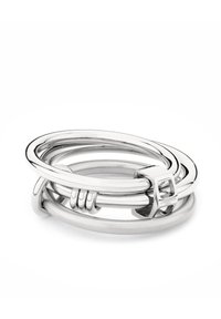 Zilverkleurige metalen ringenset met verstrengelde ronde ontwerpen in verschillende breedtes, met een gladde afwerking en een sluitdetail.