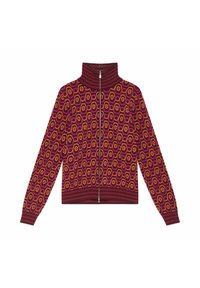Cardigan zippé rouge avec un col montant, présentant un motif hexagonal en violet, jaune et rose, avec des poignets et un ourlet côtelés texturés.