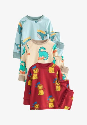 Cuatro conjuntos de pijamas para niños: azul claro con estampado de ballenas, beige con estampado de dinosaurios, rojo con estampado de leones, todos en tela suave.