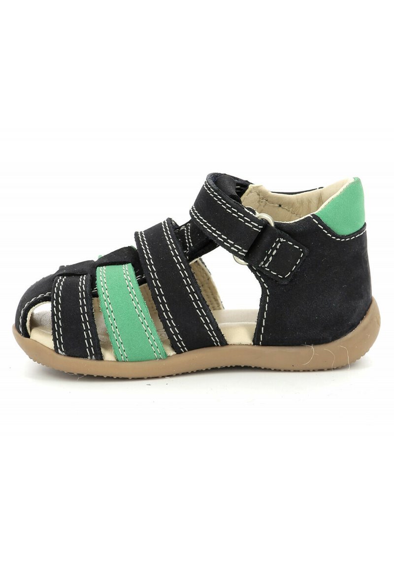 Sandalia negra y verde con punta abierta, múltiples tiras de tela y suela de goma flexible. Presenta detalles de costura y hebilla ajustable.
