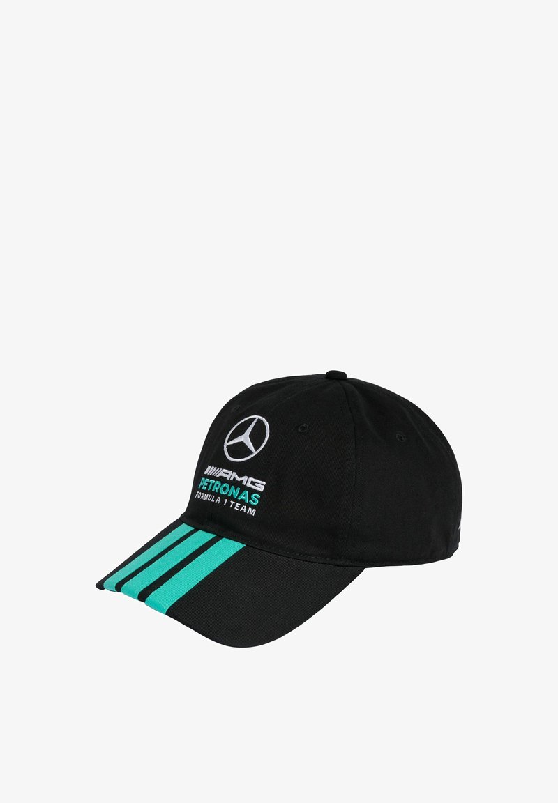 Casquette noire de l’équipe Mercedes AMG Petronas de Formule 1 avec des rayures bleu sarcelle sur la visière et des logos brodés sur le panneau avant.