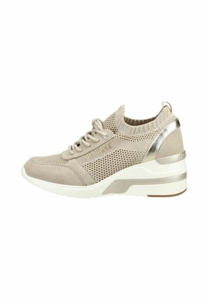 Beige en gouden gebreide sneaker met sleehakzool, vetersluiting aan de voorkant en metalen hielaccent op witte achtergrond.