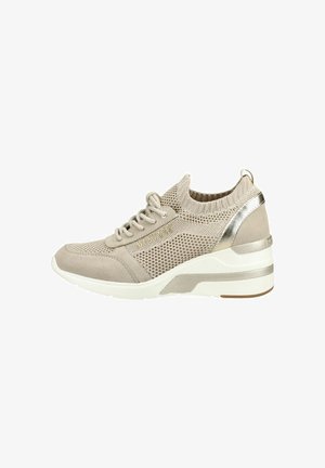 Beige en gouden gebreide sneaker met sleehakzool, vetersluiting aan de voorkant en metalen hielaccent op witte achtergrond.