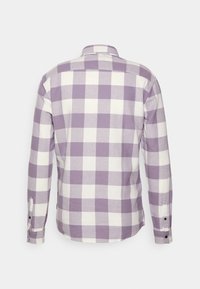 Langarmhemd mit Rückansicht, das ein lila-weißes Karomuster, geknöpfte Manschetten und ein klassisches Kragendesign aufweist.