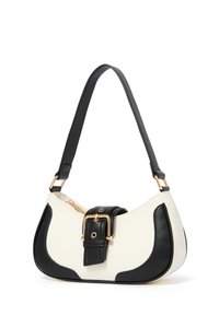 Borsa hobo in pelle bianca e nera con forma curvata. Presenta un accento con fibbia dorata e una tracolla regolabile. Texture liscia. Chiusura con zip.
