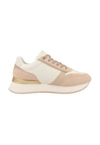 Baskets avec une tige en cuir blanc, des accents en daim rose et un talon métallisé doré. Présente des lacets et une semelle texturée pour l'adhérence.