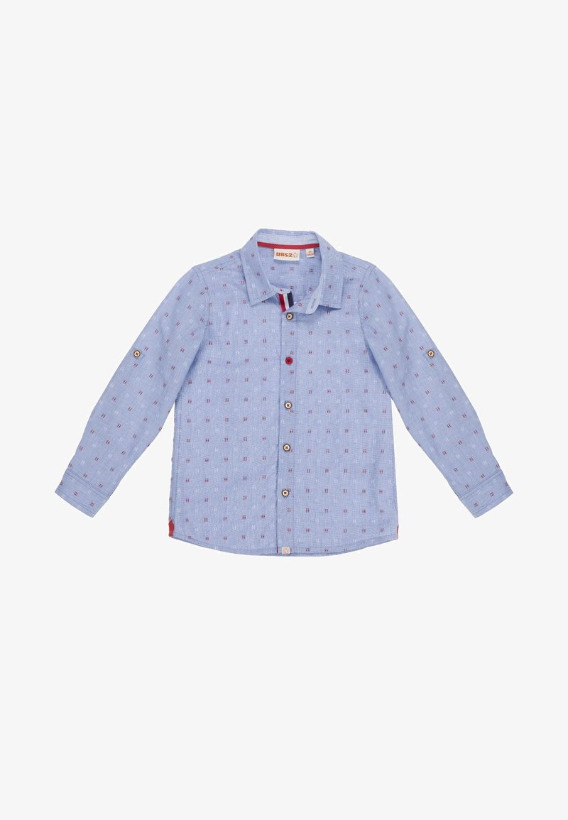 Chemise à manches longues bleu clair avec un devant à boutons, présentant un petit motif géométrique rouge et des accents de boutons rouges contrastants.