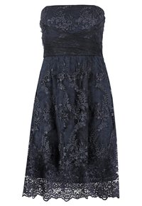Robe noire midi sans bretelles avec un superposé en dentelle florale et un ourlet en arc.