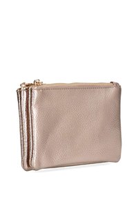 Funda con cremallera de color oro rosa metálico y superficie texturizada. Cuenta con un cierre de cremallera suave y un diseño delgado, ideal para el almacenamiento.