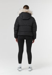 CLOSURE London CROPPED PUFFER - Vinterjakker - black