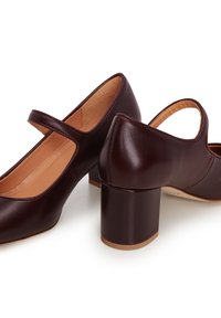 Bordó kožené lodičky typu Mary Jane s kulatou špičkou, páskem přes nárt a blokovým podpatkem, s hladkým povrchem a minimem švů.