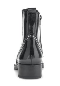Botine negre din piele lacuită, cu toc gros, accente de cuie argintii pe laterale și închidere cu fermoar în spate pentru o purtare ușoară.