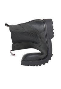 Zwarte enkelboot met een chunky zool, gemaakt van soepel leer en met elastische zijpanelen. Voorzien van een trekband en een gestructureerde, robuuste buitenzool.