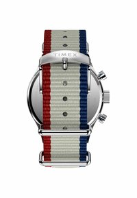 Chronograaf horloge met een roestvrijstalen kast en een stoffen band met rood, wit en blauwe strepen; heeft een zilveren gespsluiting en zijdrukknoppen.