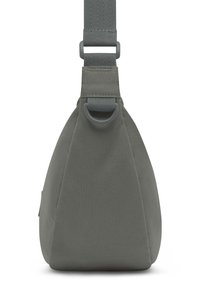 Sacca a tracolla triangolare grigia con tessuto testurizzato, cinturino regolabile, hardware in plastica e un anello laterale per attacco.