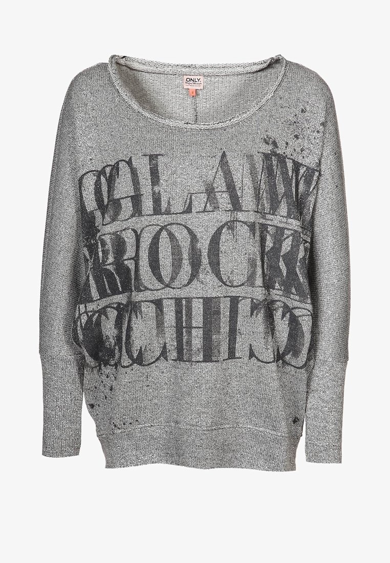 Szary sweter o luźnym kroju, z szerokim dekoltem i długimi rękawami. Posiada wyrazisty czarny napis oraz teksturowany wzór dzianiny.