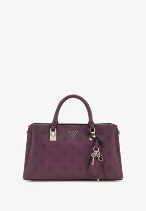 Sac à main en simili cuir violet avec des motifs floraux embossés, quincaillerie en argent, double poignées et un accent de porte-clés avec de petits pendentifs.