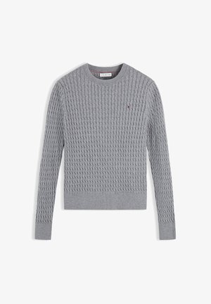 Hellgrauer, kabelgestrickter Langarmpullover mit Rundhalsausschnitt, mit gerippten Bündchen und Saum, mit kleinem Tommy Hilfiger-Logo auf der linken Brust.