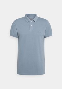 Polo bleu clair à manches courtes avec col et deux boutons blancs, devant uni et logo discret sur la poitrine gauche.