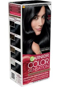 Scatola di vernice per capelli Garnier Color Sensation, con un modello dai lunghi capelli neri, branding in rosa e bianco, e un codice QR per il test virtuale delle tonalità.