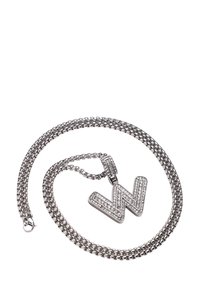 Zilveren ketting met een opvallende, grote "W" hanger versierd met heldere strassstenen, met een gepolijste metalen afwerking.