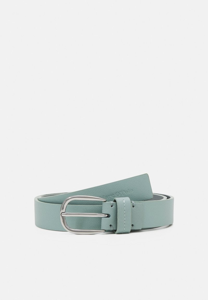 Ceinture en cuir bleu clair roulée avec une boucle métallique argentée, présentée sur un fond uni.