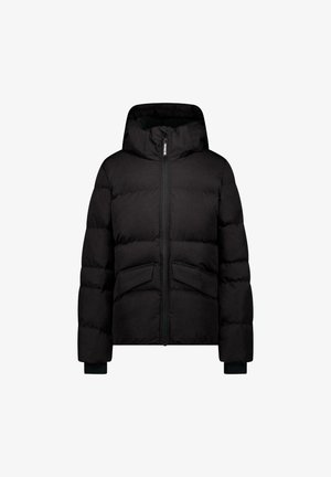 Zwarte gewatteerde winterjas met capuchon, ritssluiting aan de voorkant en twee grote klepzakken, getoond op een effen witte achtergrond.