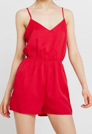 Combinaison rouge sans manches avec un col en V, une taille élastique et un short ample. Confectionnée dans un tissu léger à la texture lisse.
