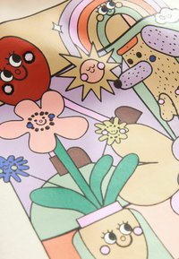 Färgglad illustration med leende blommor, en sol och fantasifulla karaktärer i pastellfärger på en strukturerad bakgrund.
