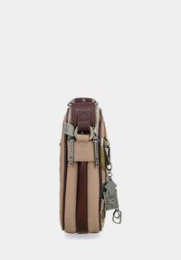 Schmale taupe- und burgunderfarbene Schultertasche mit doppelten Reißverschlusszügen, gestickten Details und einem Metallanhänger mit einem stilisierten Gesicht und einem Haus.