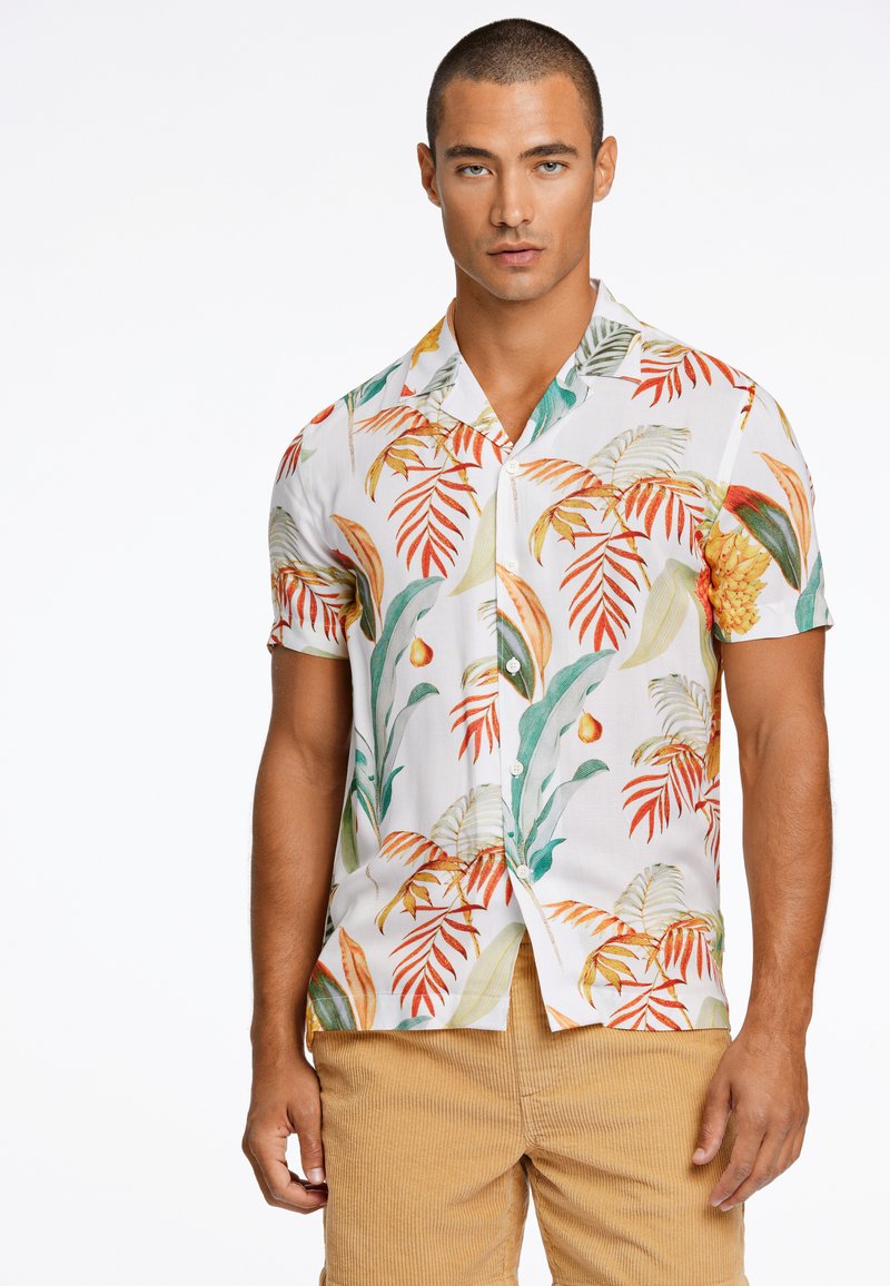 Camisa de botones de manga corta con un fondo blanco, adornada con patrones de hojas y flores tropicales en tonos de verde, naranja y amarillo.