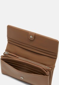 Brązowy skórzany portfel z zapięciem na zatrzask, wyposażony w wiele przegródek na karty oraz zamykaną na zamek kieszeń, o gładkiej teksturze i z minimalnymi przeszyciami.
