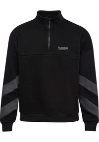 Felpa nera con collo a zip, texture morbida, con strisce diagonali grigie sulle maniche e un logo sul petto. Polsini e orlo a coste.