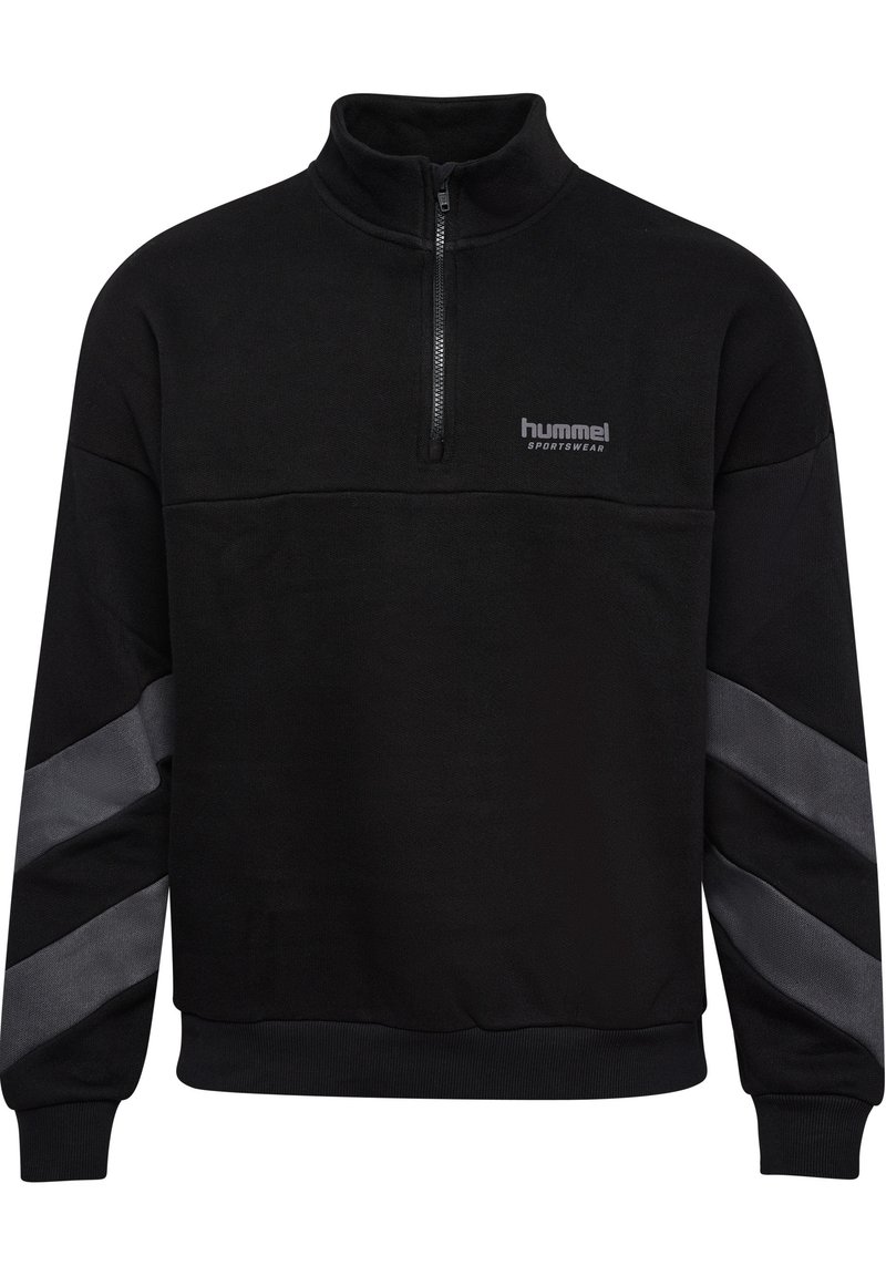 Felpa nera con collo a zip, texture morbida, con strisce diagonali grigie sulle maniche e un logo sul petto. Polsini e orlo a coste.