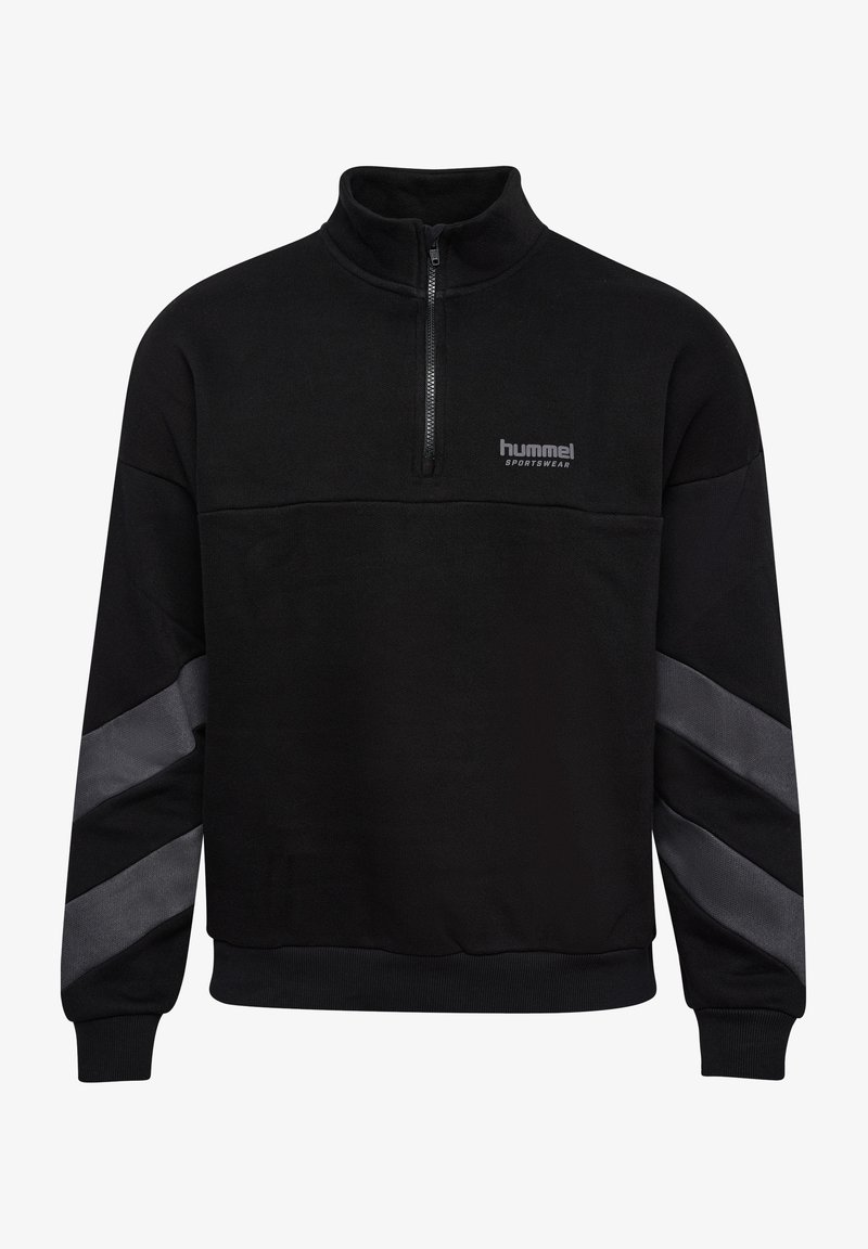 Felpa nera con collo a zip, texture morbida, con strisce diagonali grigie sulle maniche e un logo sul petto. Polsini e orlo a coste.