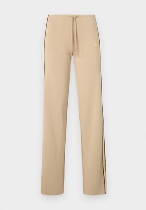 Bézs színű melegítőnadrág fekete oldalsó csíkokkal és sárga díszítésekkel. Állítható húzózsinóros derékpánttal és egy diszkrét logóval a bal felső részen.