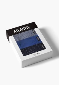 Trzy pary bokserek w odcieniach niebieskiego i szarego z kropkowanym wzorem, zapakowane w czarno-białe opakowanie z etykietą "ATLANTIC".