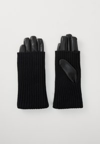 Czarne dzianinowe rękawiczki o prążkowanej teksturze, z skórzanymi końcami palców i wycięciem na kciuk dla łatwego dostępu. Prosty, funkcjonalny design.