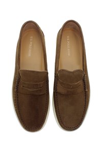 Bruna mockaläder loafers i moccasinstil med kontrasterande sömmar. Rund tå, dekorativ rem och vit gummisula.