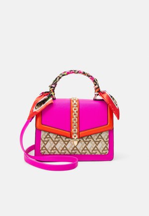 Sac à main rose vif avec bordure orange, poche avant beige à motifs, détail chaîne dorée, foulard fleuri enroulé autour de la poignée, et bandoulière rose assortie.