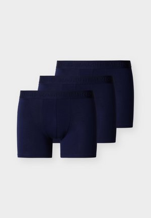 Kolm laevansinist meeste bokserit, mis on virnastatud, igaühel on vöökoha ümber brändinäoga tekst "Polo Ralph Lauren."