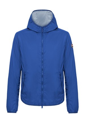 Blå letvægtsjakke med hætte og lynlås foran, to lynlåslommer i siderne og logoemblem på venstre ærme.