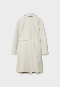 Długi beżowy wełniany płaszcz z kołnierzem i paskiem z tyłu, pokazany na płasko na białym tle.