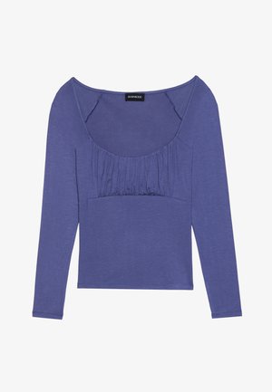 Langermet topp i dyp lilla, med en gathered frontdesign, rund halslinje og mykt, lett stoff.