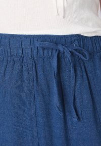 GAP PULL ON - Hlačami s stranskimi žepi - medium indigo