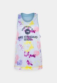 Top de malla azul claro con un patrón de salpicaduras multicolores y texto pequeño en negro que dice "PROPIEDAD DE NIKE, EDICIÓN ESTÁNDAR."