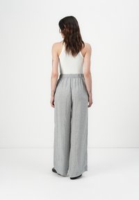 Marimekko OANET PIIRTO UNIKKO - Pantalon classique - grey/light grey