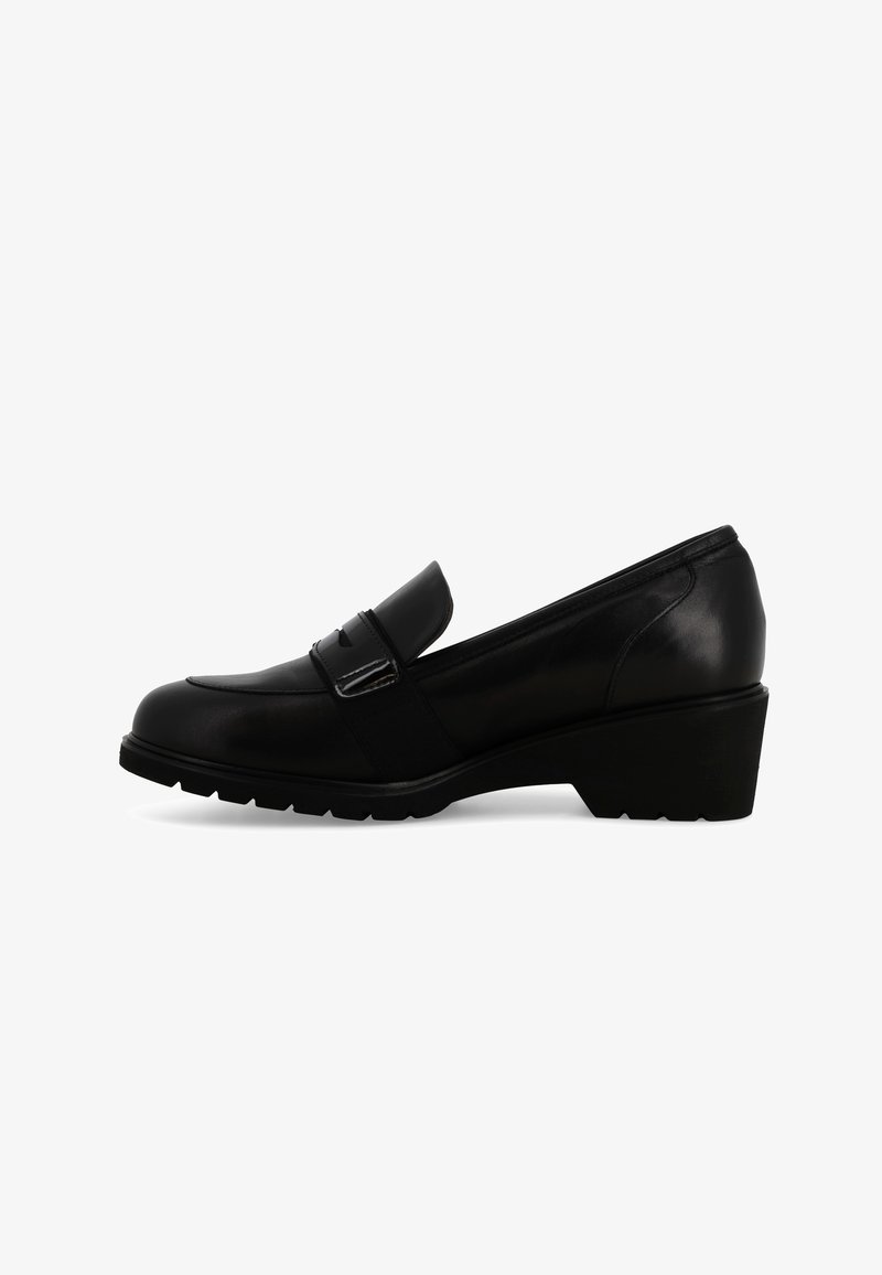 Mocassino in pelle nera con tacco leggero, caratterizzato da una fascia elastica ampia e punta arrotondata, progettato con una suola texturizzata per una migliore aderenza.