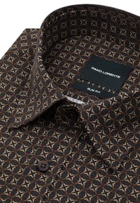 Slim-fit koszula w ciemnym materiale z geometrycznym wzorem w odcieniach brązu i kremu. Posiada klasyczny kołnierzyk oraz pojedyncze zapięcie na guzik.