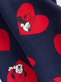 Tamsiai mėlynas audinys su raudonomis širdelėmis ir juodai baltomis Minnie Mouse iliustracijomis. Medžiaga atrodo minkšta ir lygaus paviršiaus.